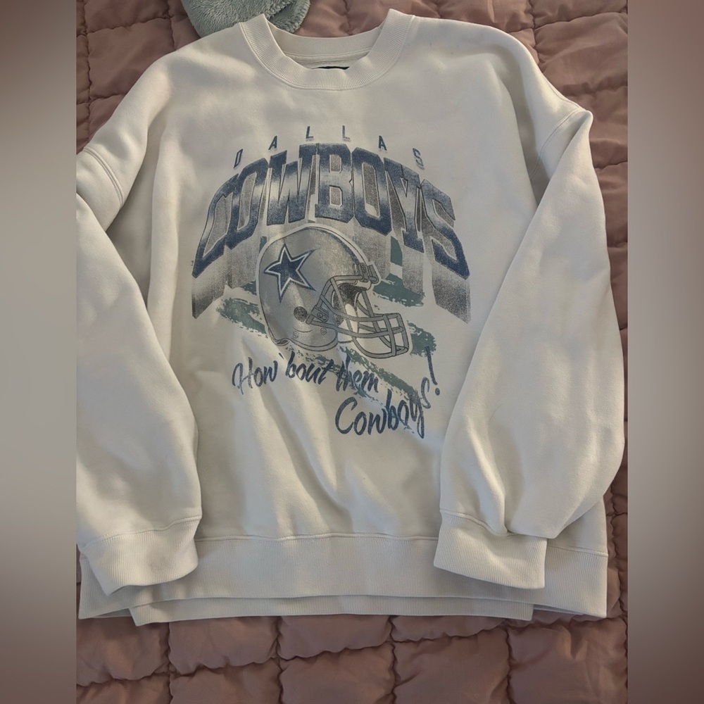 Abercrombie & Fitch White Dallas Cowboys Graphic Crewneck